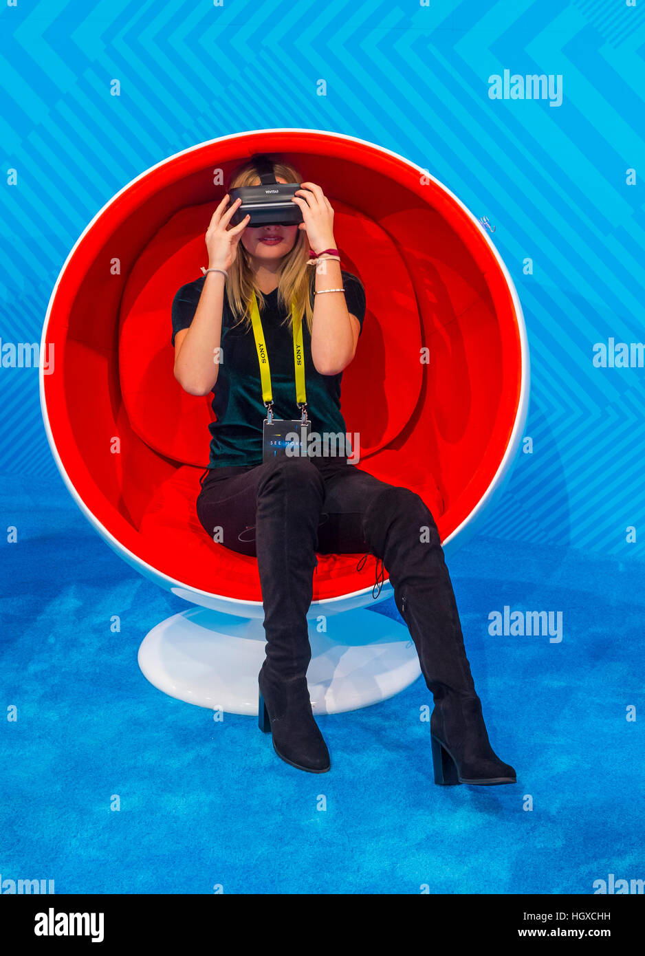 LAS VEGAS - JAN 08: Virtual-Reality-Demonstration an der Vivitar Stand auf der CES in Las Vegas auf Anzeigen 8. Januar 2017, CES ist die weltweit führende c Stockfoto