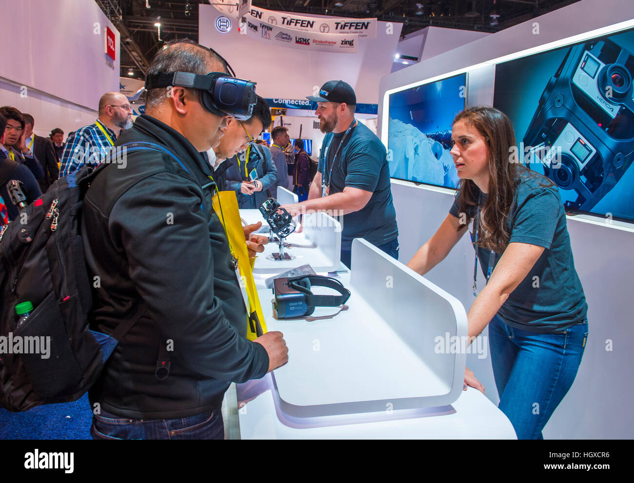 LAS VEGAS - JAN 08: Virtual-Reality-Demonstration an der Gopro-Stand auf der CES in Las Vegas am 8. Januar 2017, CES ist die weltweit führende con Stockfoto