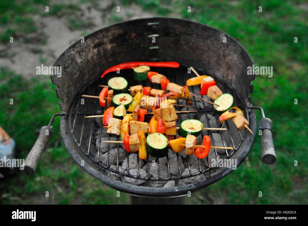 Grillen auf Holzkohle-grill Stockfoto