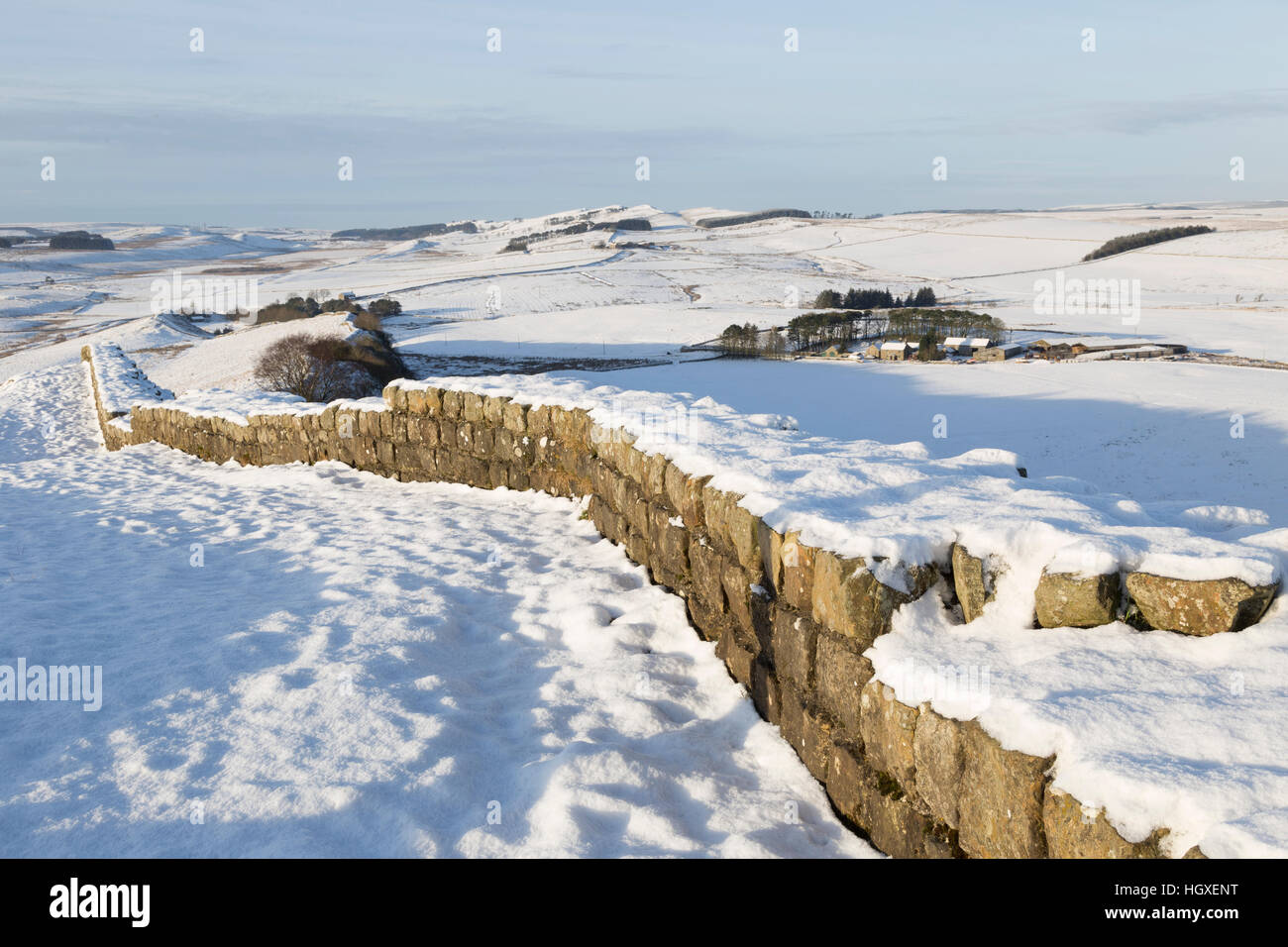 Der Hadrianswall unter einer Decke von Schnee - Blick nach Westen in Richtung Steinbruch, Cawfield aus in der Nähe von dornigen Türen Stockfoto