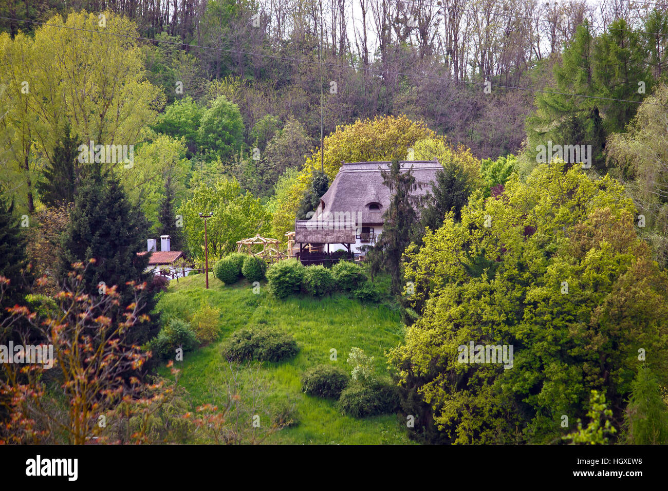 Strohdach-Hütte in der Natur, auf grünem Hügel, Podravina Region in Kroatien Stockfoto