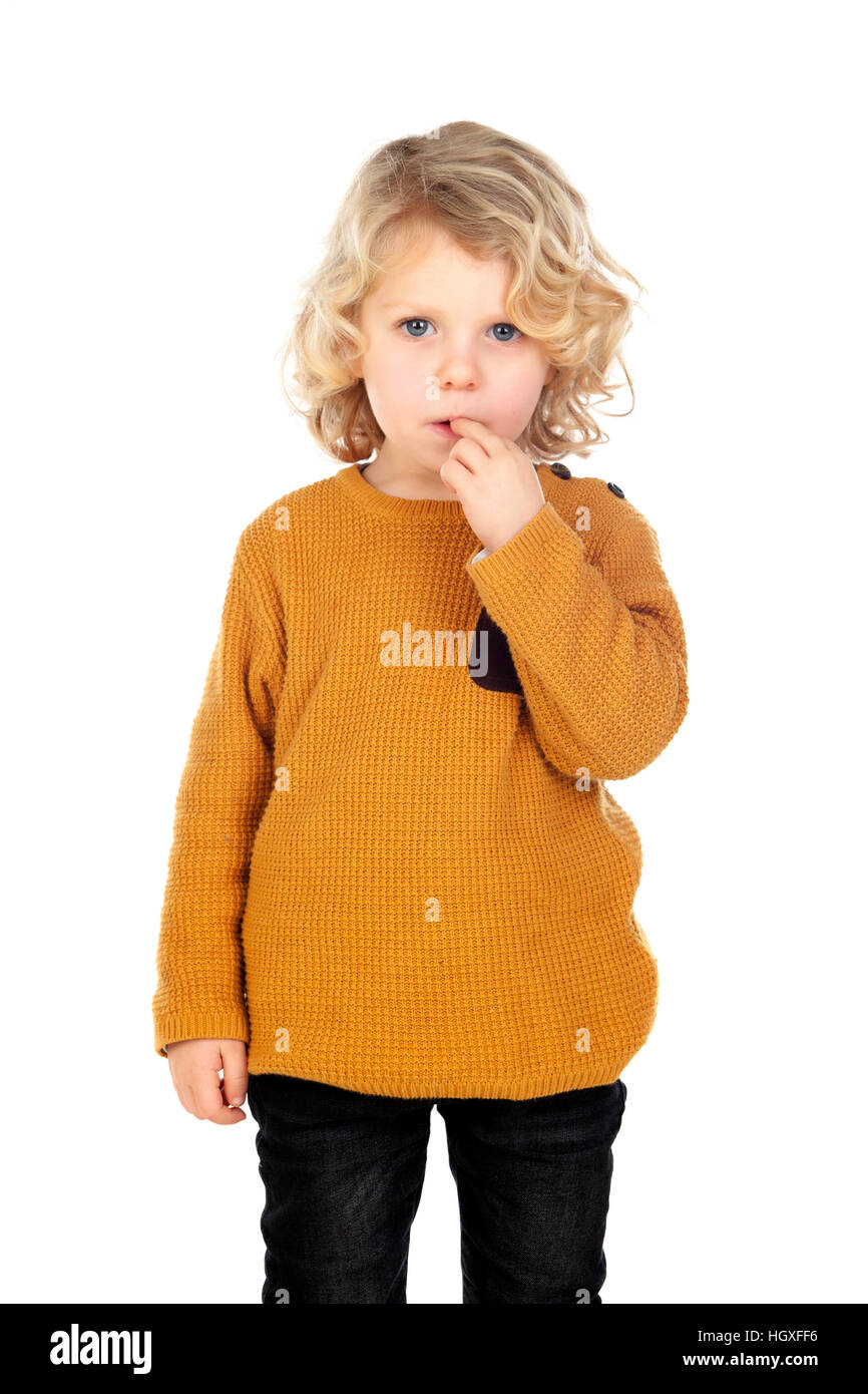Schüchtern Kleinkind mit gelben Trikot isoliert auf weißem Hintergrund Stockfoto