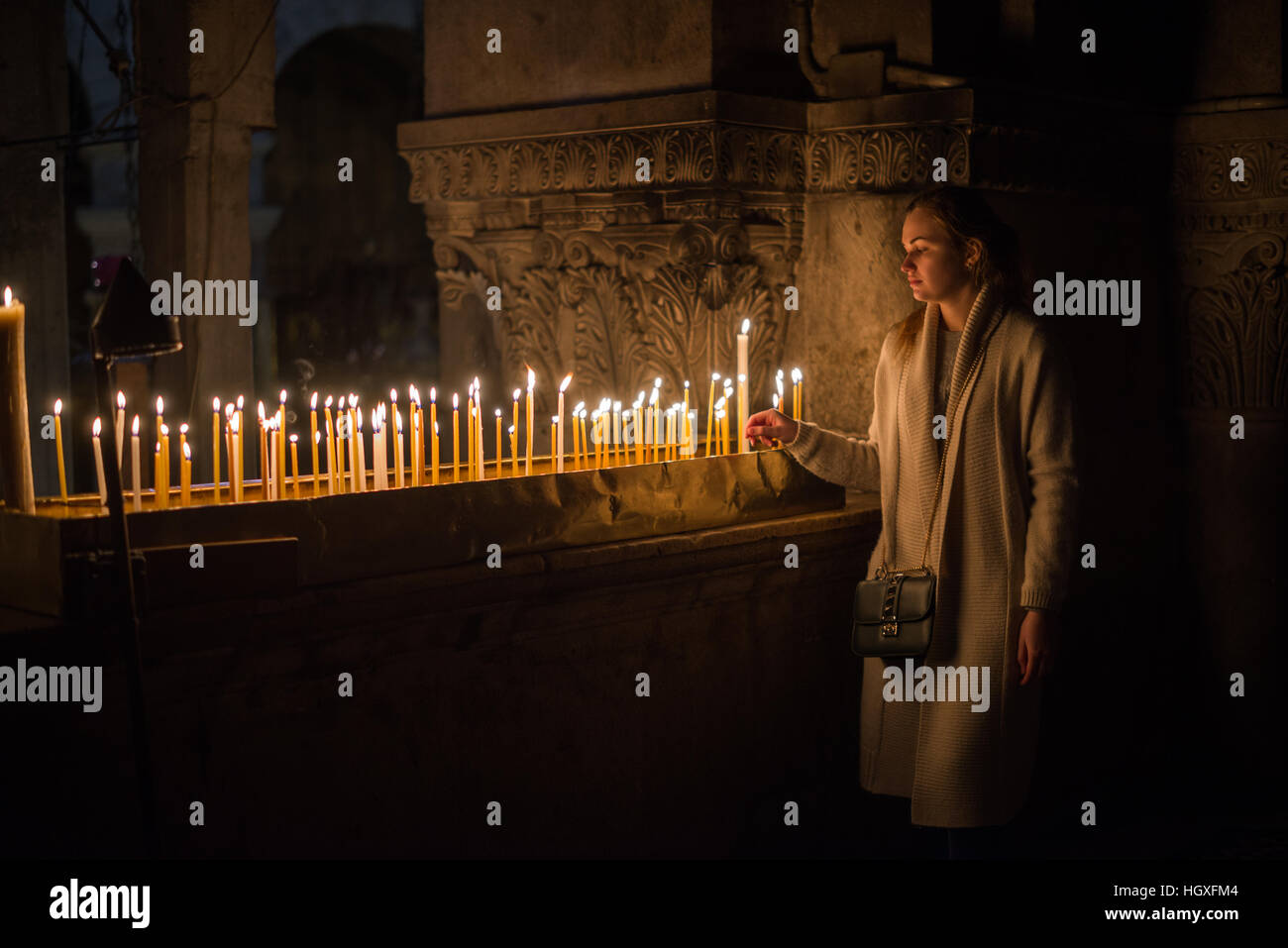 Pilger Kerzen in Kreuzigung Altar in der Kirche des Heiligen Grabes, Jerusalem, Israel Stockfoto