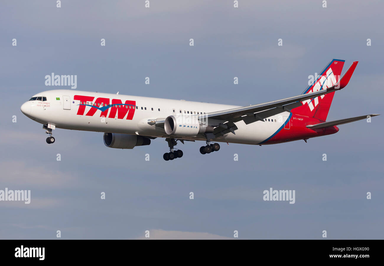 Barcelona, Spanien - 8. Januar 2017: TAM Linhas Aereas Boeing 767-300ER Annäherung an den Flughafen El Prat in Barcelona, Spanien. Stockfoto