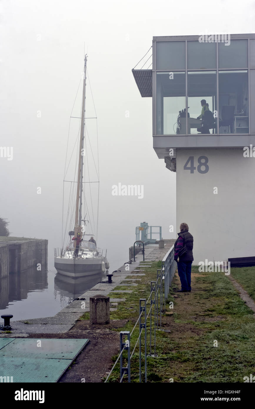 Verriegelung in dicken Winter Nebel bei Chatelier Schloss Le Lyvet Rance Tal des Flusses Rance Bretagne Frankreich Stockfoto