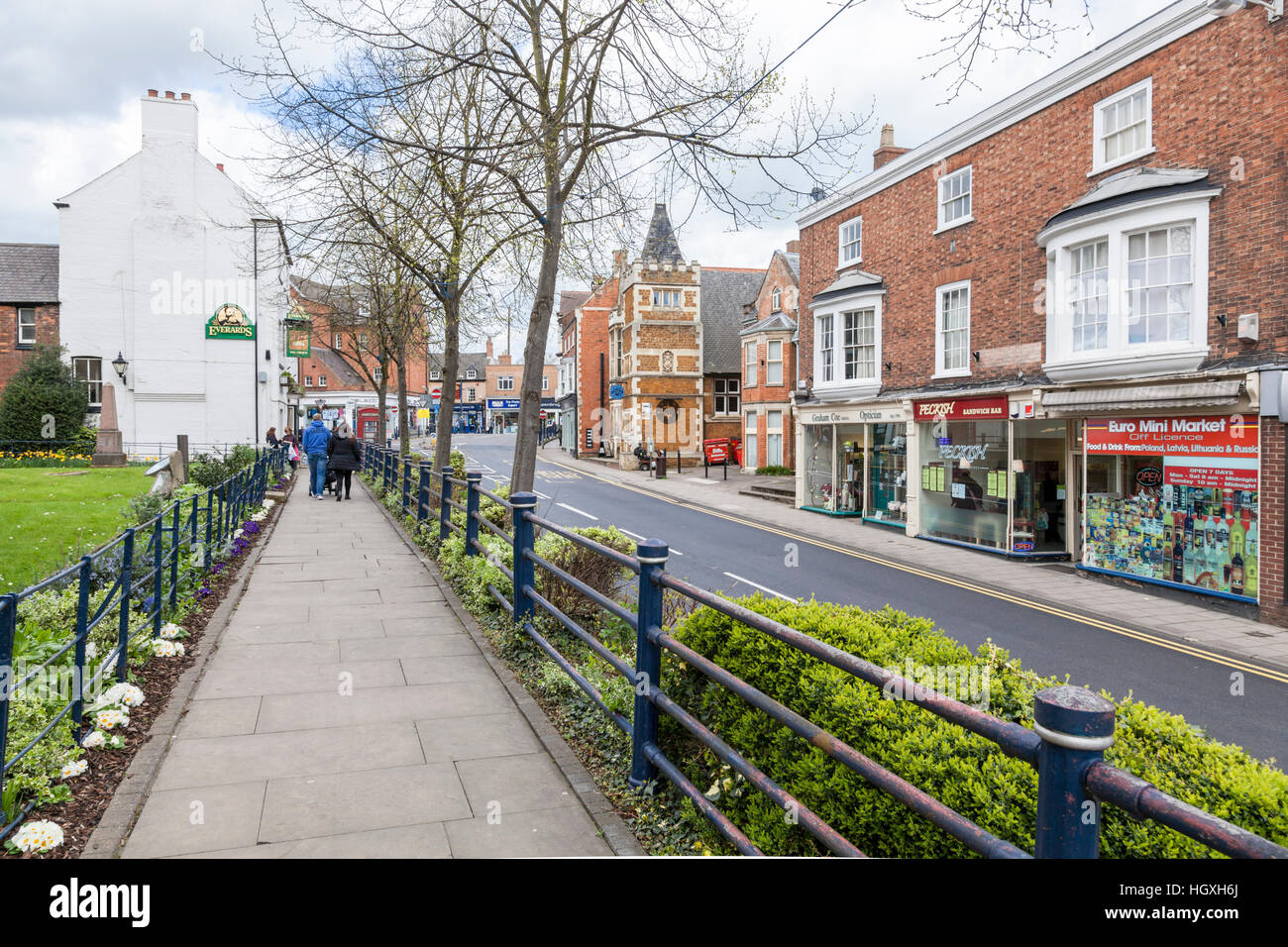 Eine typische Straße in einer englischen Kleinstadt. Burton Street, Melton Mowbray, Leicestershire, England, Großbritannien Stockfoto