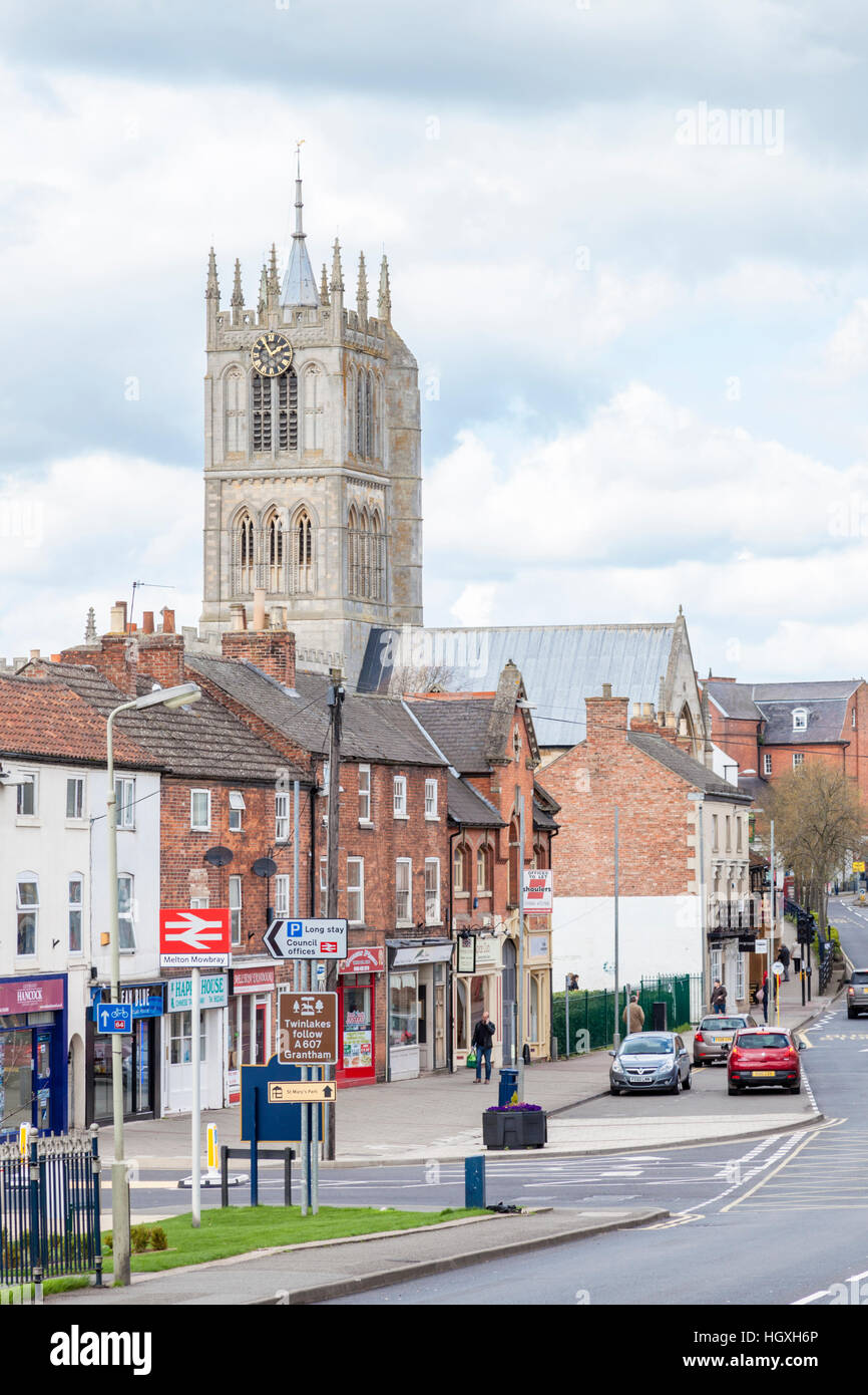 Blick entlang der Burton Street in Melton Mowbray, Str. Marys Kirche stehend über der Stadt, Leicestershire, England, UK Stockfoto