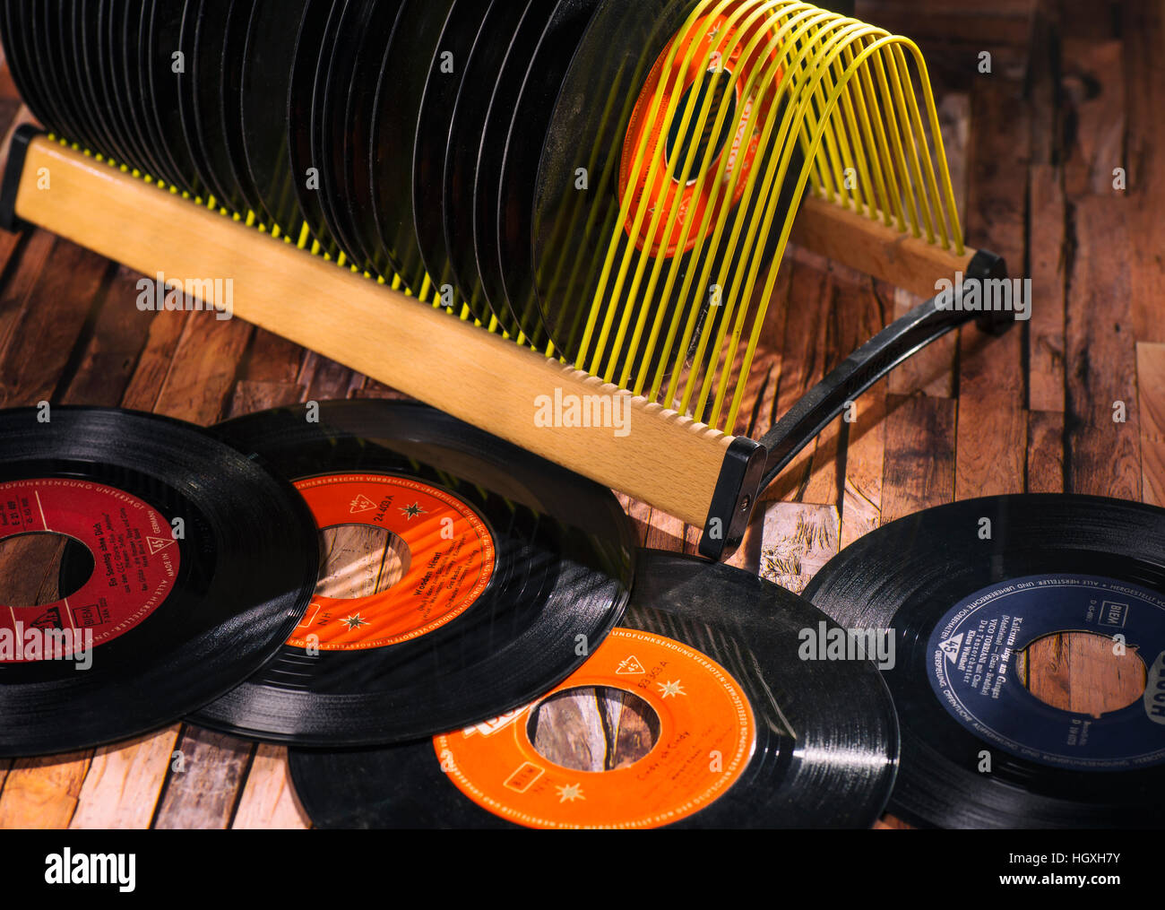 Klassischen Vinyl Singles und einen Datensatz stehen auf einem Holzfußboden Stockfoto