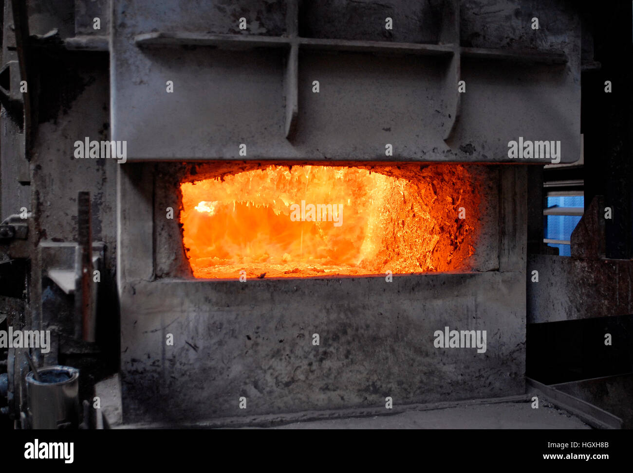 Blick in einen Schmelzofen in einer Gießerei für Aluminiumguss. Stockfoto