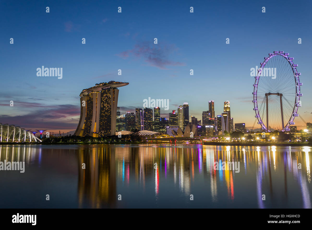 Singapur - 7. Januar 2017: Urban Skyline und Ansicht der Hochhäuser am Sonnenuntergang Zeit in Singapur, Dämmerung Landschaft Waterfront, Reflction Technik Stockfoto