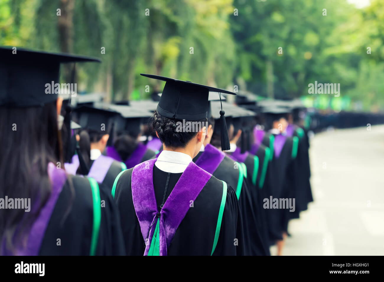 Rückseite des Absolventen während der Aufnahme an der Universität. Hautnah am graduate Cap. Farb-Ton-Bild. Stockfoto