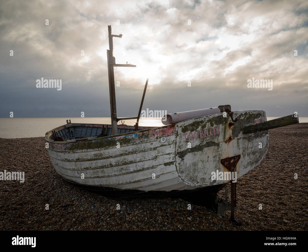 Der Strand von Aldeburgh Suffolk England im frühen Morgenlicht mit einem kleinen Fischerort der verfallenden Klinker gebaut Boot im Vordergrund Stockfoto
