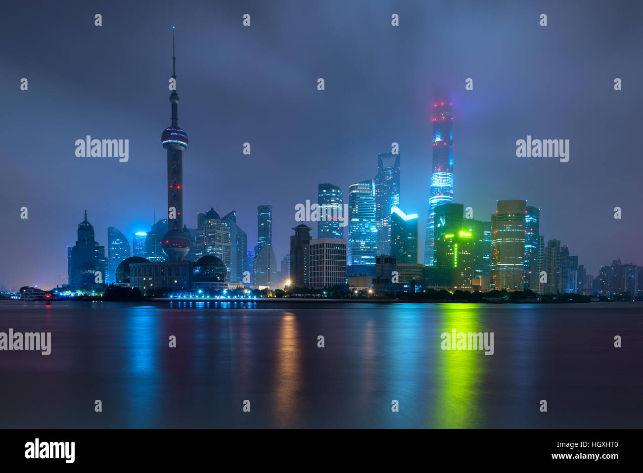 Skyline von Shanghai im zentralen Geschäftsviertel Lujiazui Pudong Huangpu River in Shanghai, China. Stockfoto