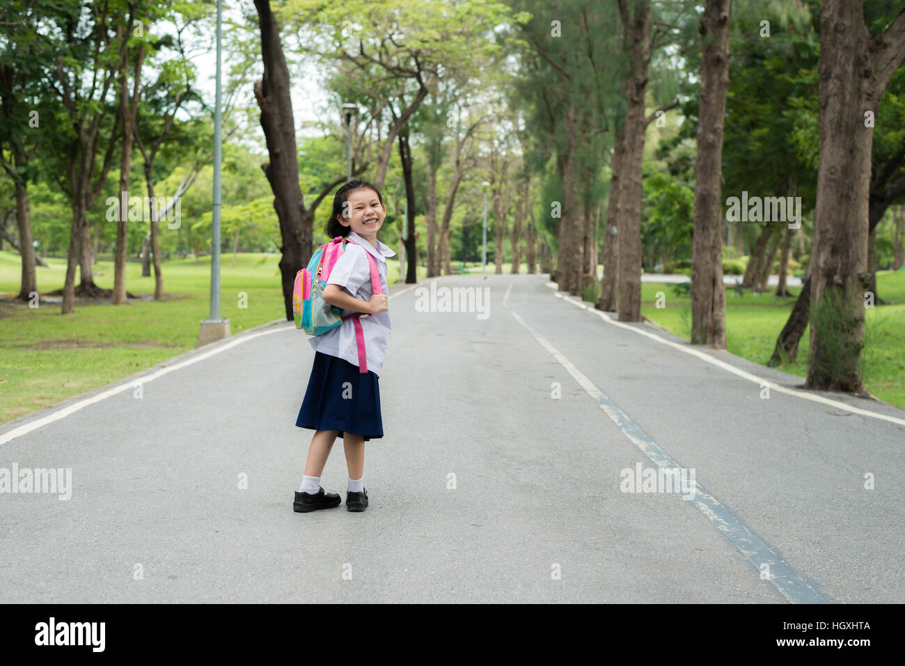 Porträt von Asiatin Schüler Student mit Rucksack im Freien, zurück zum Schulkonzept. Stockfoto