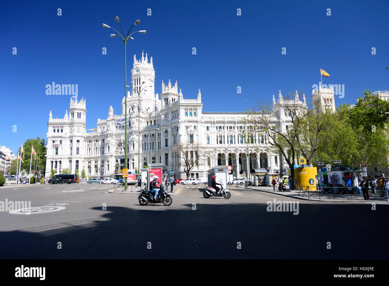 Madrid, Spanien. Der Rat der Stadt an der Plaza de Cibeles mit einem Banner mit Text "Flüchtlinge willkommen'. Stockfoto