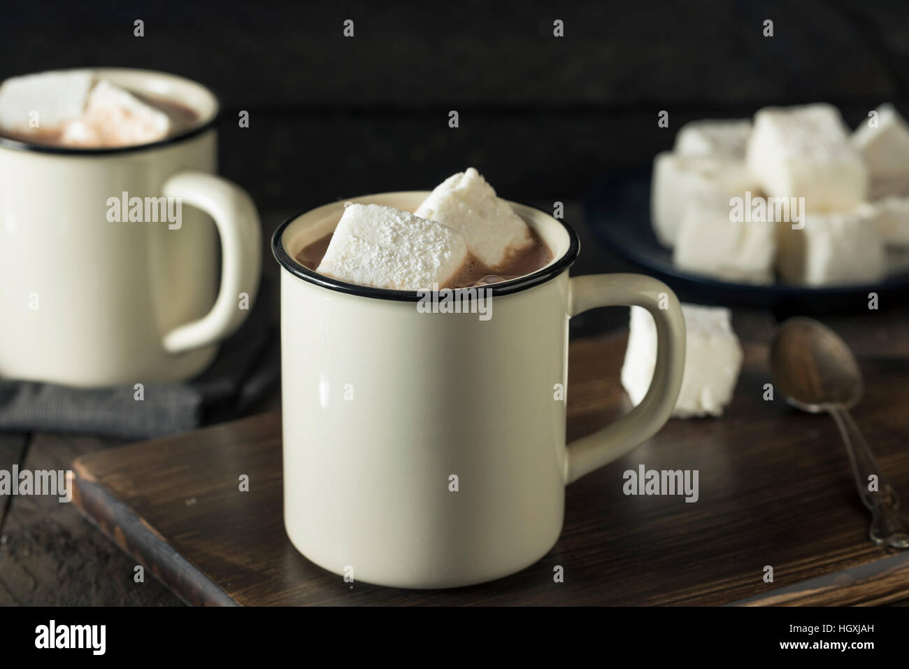 Warmen Kakao mit quadratischen Marshmallows in einem Becher Stockfoto
