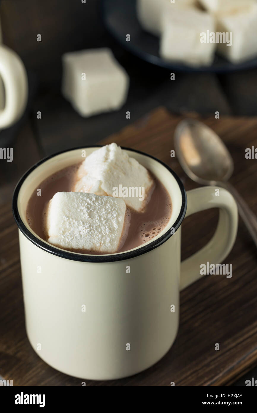 Warmen Kakao mit quadratischen Marshmallows in einem Becher Stockfoto