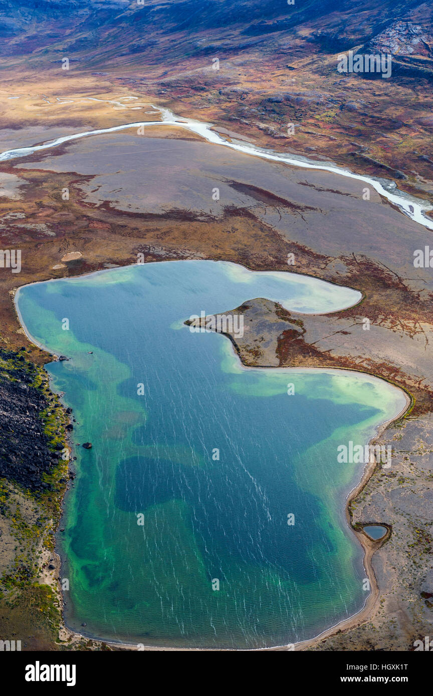 Die windgepeitschten Oberfläche des tiefen Bergsee in Highland Tundra. Stockfoto