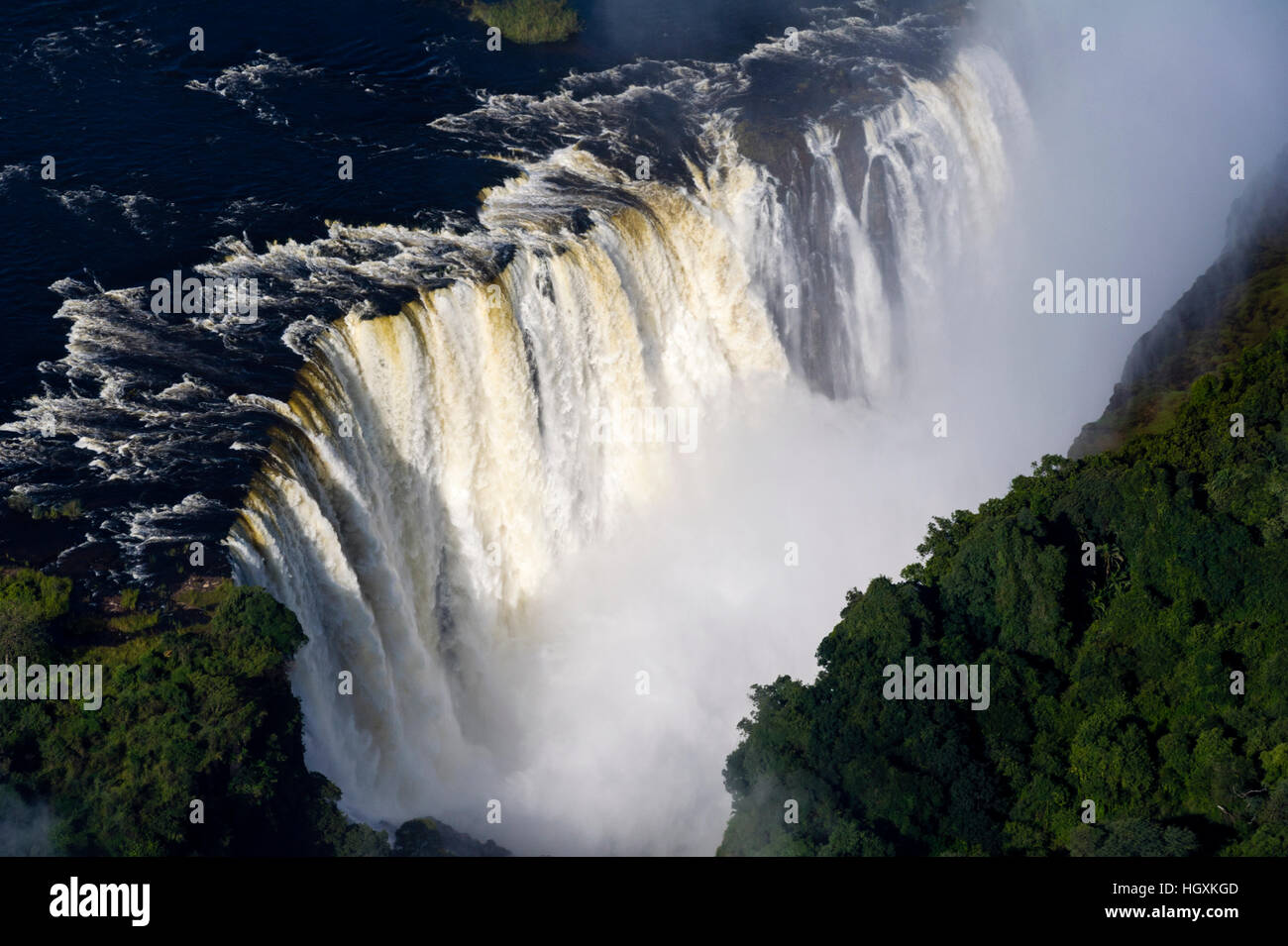 Ströme von Wasser vom Fluss Sambesi stürzen über Victoria Falls in den Abgrund bei Katarakt des Teufels. Stockfoto