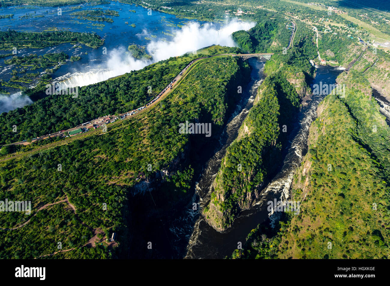 Eine Luftaufnahme von Victoria Falls und eine gewundene Schlucht geschnitzt in eine flache Ebene am Sambesi-Fluss. Stockfoto