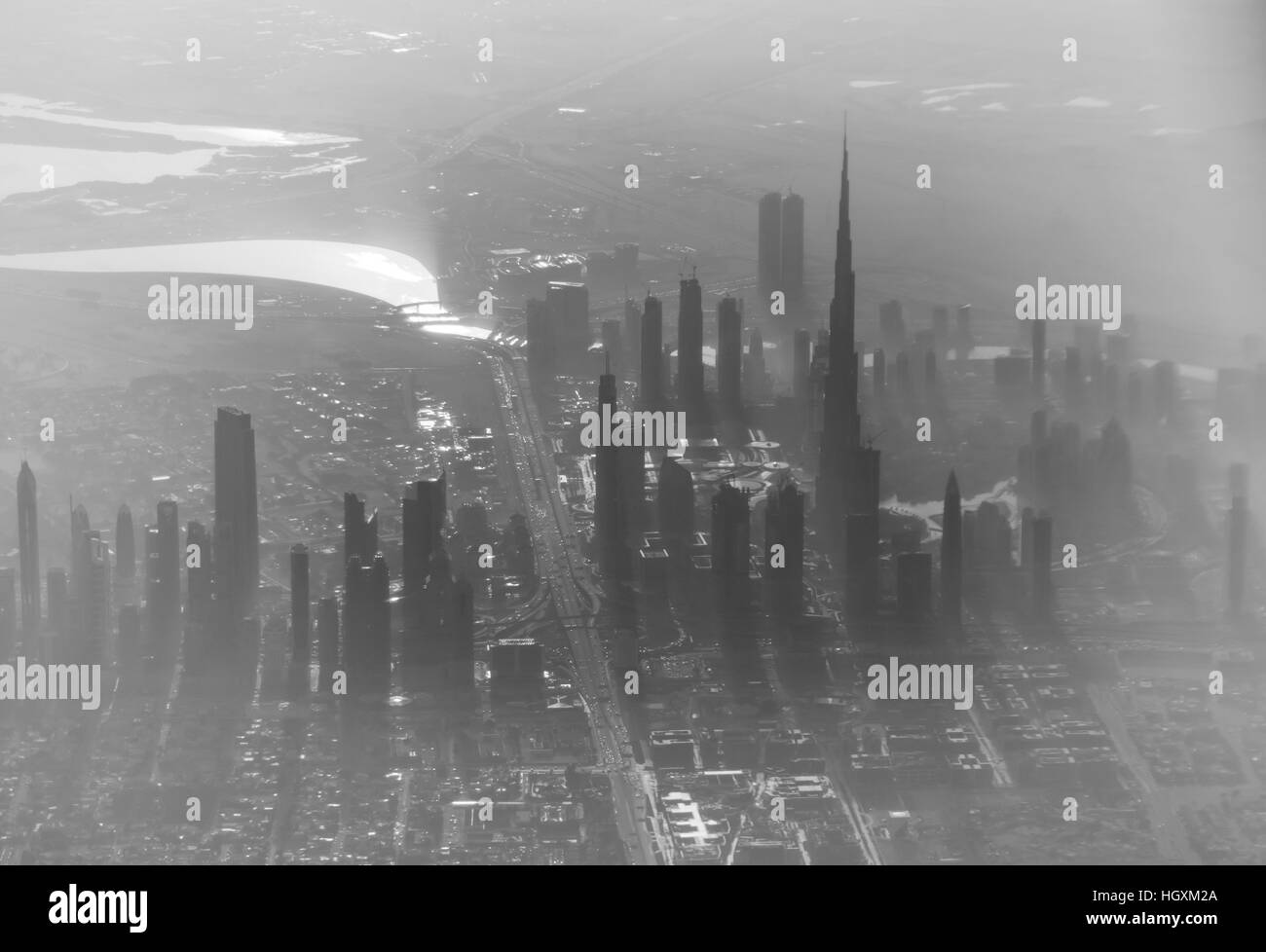 Überblick über Dubai, vom Flugzeug. Alle Hochhäuser sind sichtbar im Nebel, einschließlich Burj Khalifa Stockfoto