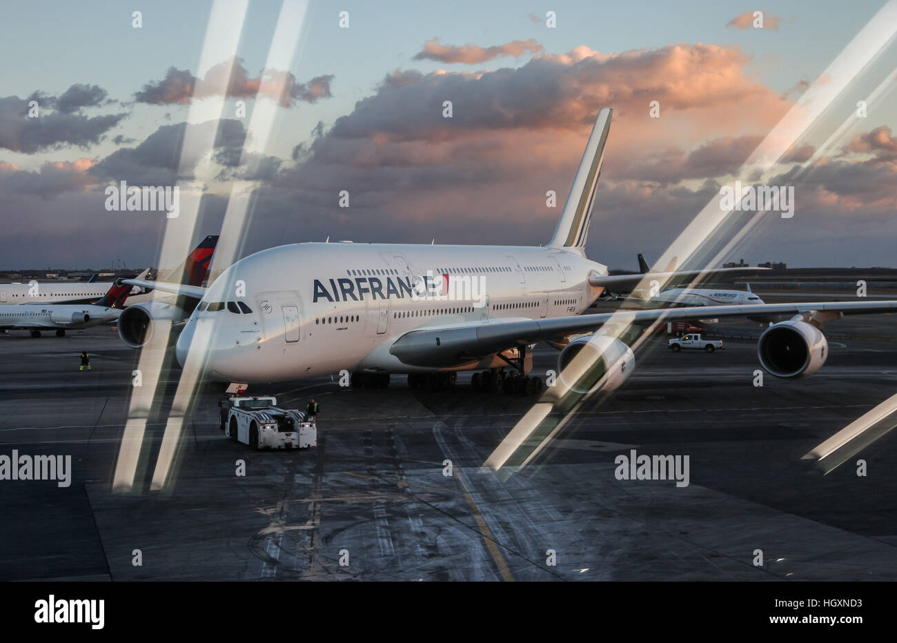 JFK International Airport Sonnenuntergang mit Air France Airbus A380 Flugzeug auf Vorderseite, gesehen in Long Island, New York. Stockfoto