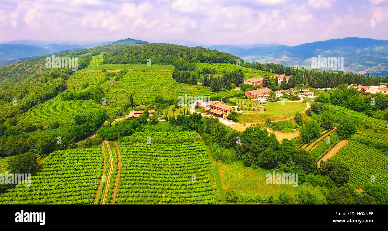 Blick auf ein altes Bauernhaus in den Hügeln rund um Soave, Italien. Stockfoto