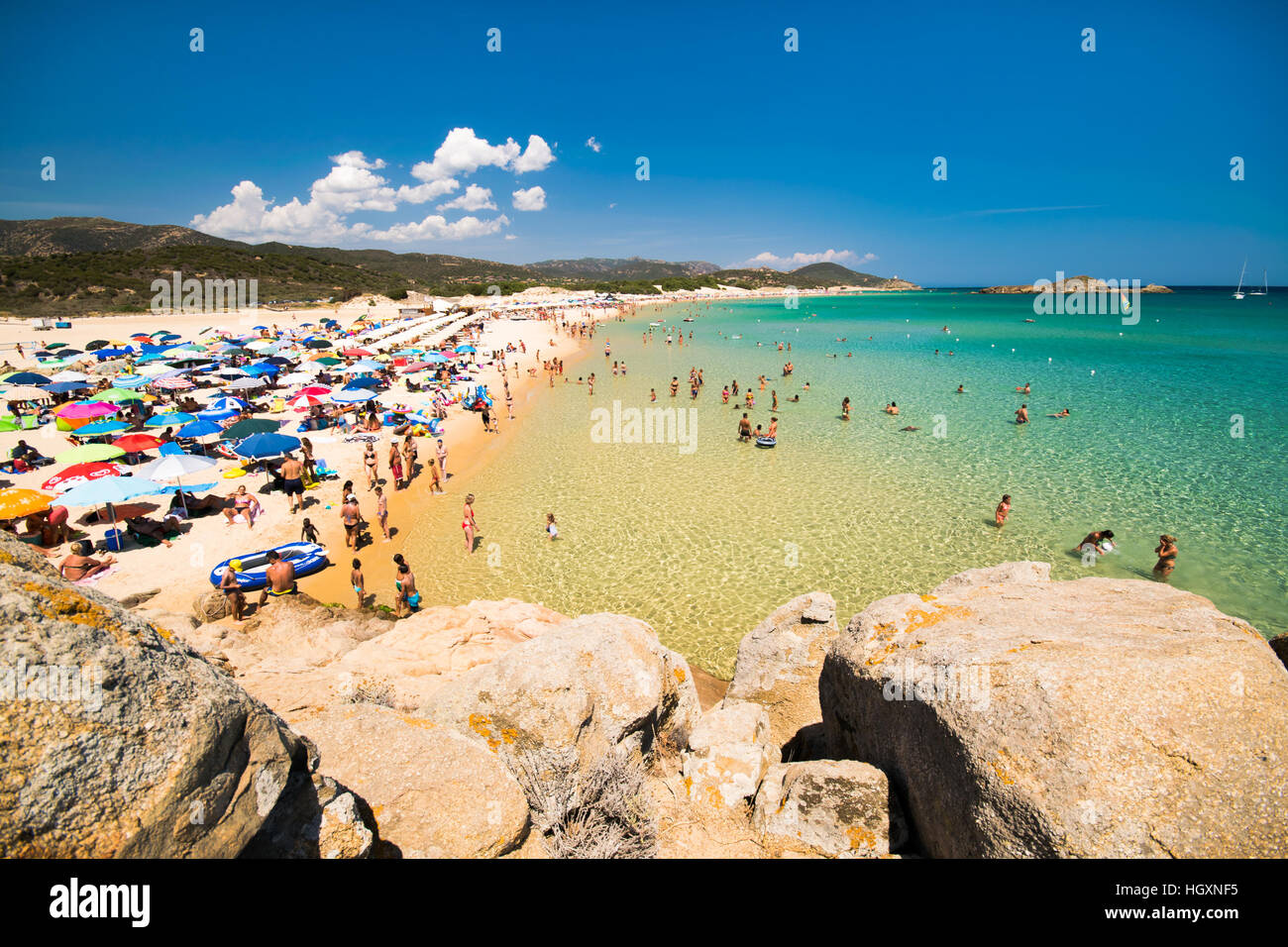 Chia, Italien - 18. August 2016: Die wunderbare Strände und kristallklares Wasser der Bucht von Chia, Sardinien, Italien. Stockfoto