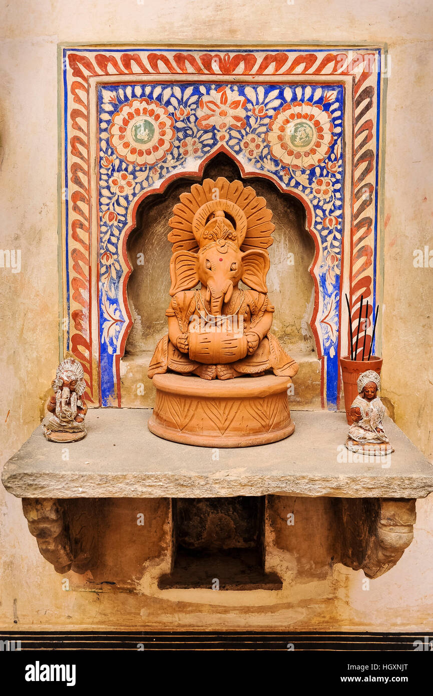 Ganesha Figur und dekorierten Regal in ein Rajasthani Haveli Stockfoto