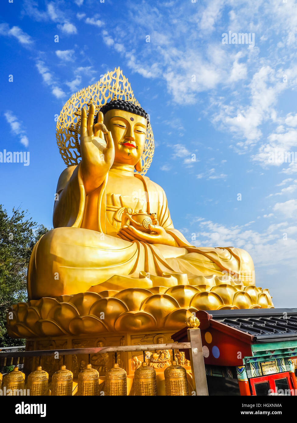 Gold Giant Buddha, ist Haupt-Buddha-Statue im Sanbanggulsa Tempel, Sanbanggulsa in Jeju-Do, Insel Jeju in Südkorea Stockfoto