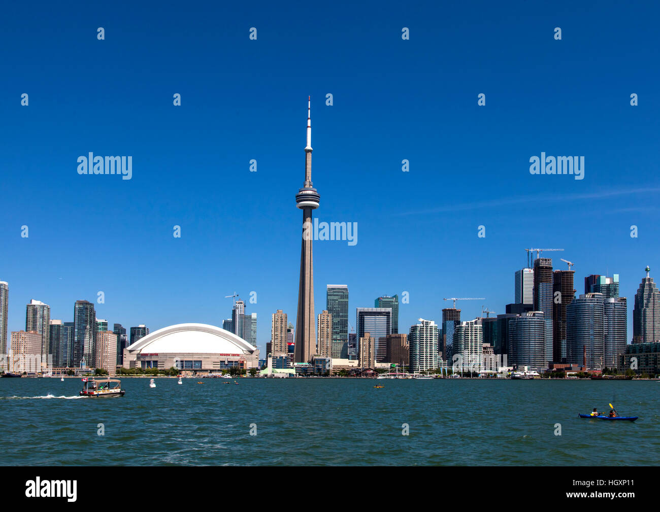 Toronto Waterfront mit Rodgers Sportzentrum und CN Tower Stockfoto