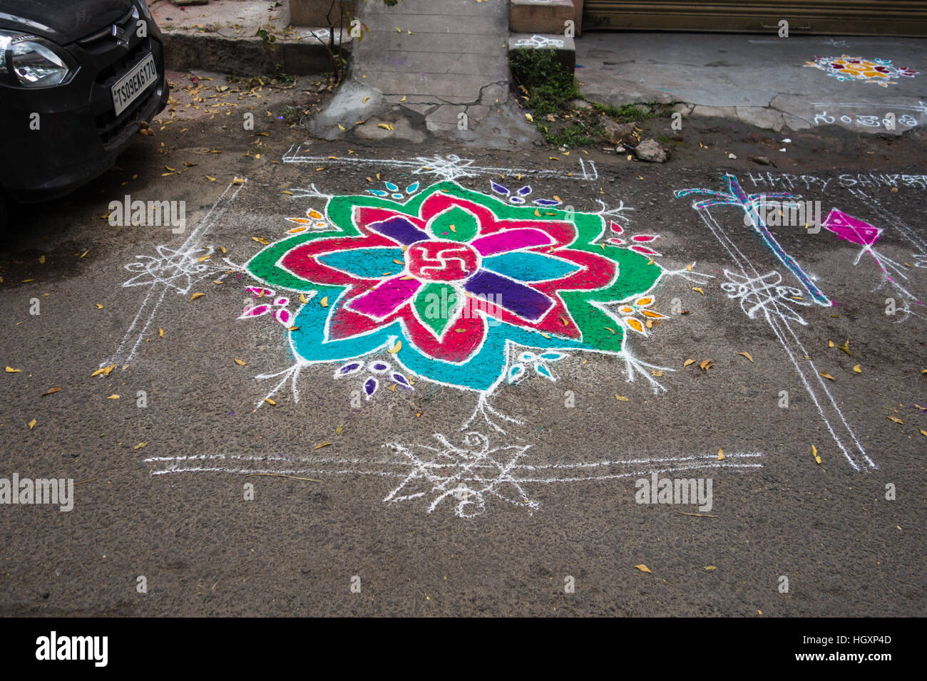 HYDERABAD, Indien - Januar 14,2017 dekorative florale Muster, bekannt als Rangoli außerhalb eines Hauses auf Pongal Festival in Hyderabad Stockfoto