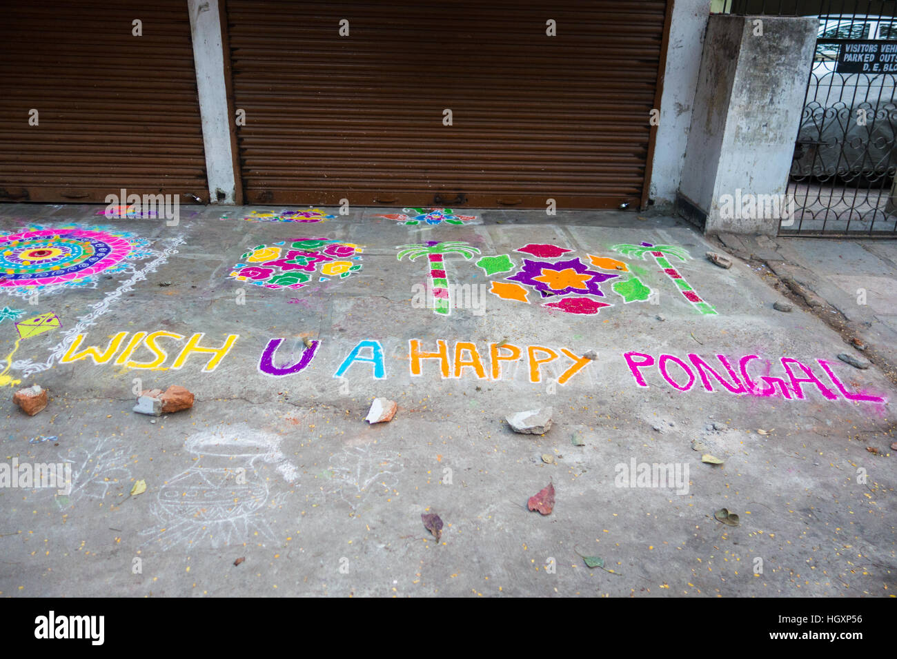 HYDERABAD, Indien - Januar 14,2017 dekorative florale Muster, bekannt als Rangoli außerhalb eines Hauses auf Pongal Festival in Hyderabad Stockfoto