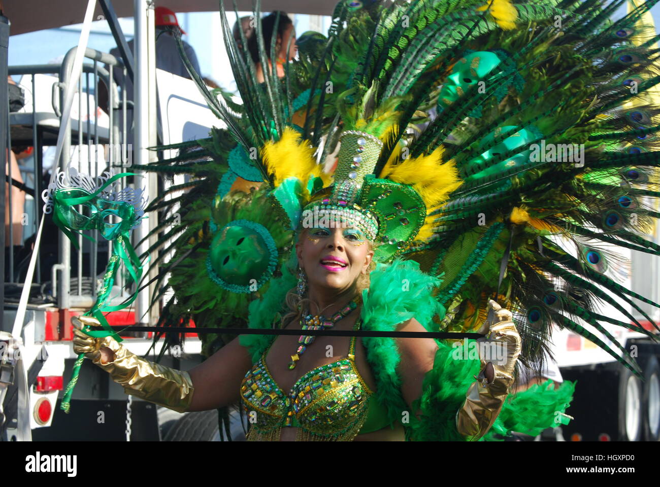Karnevalskönigin in kunstvollen grüne Kopfbedeckung Stockfoto