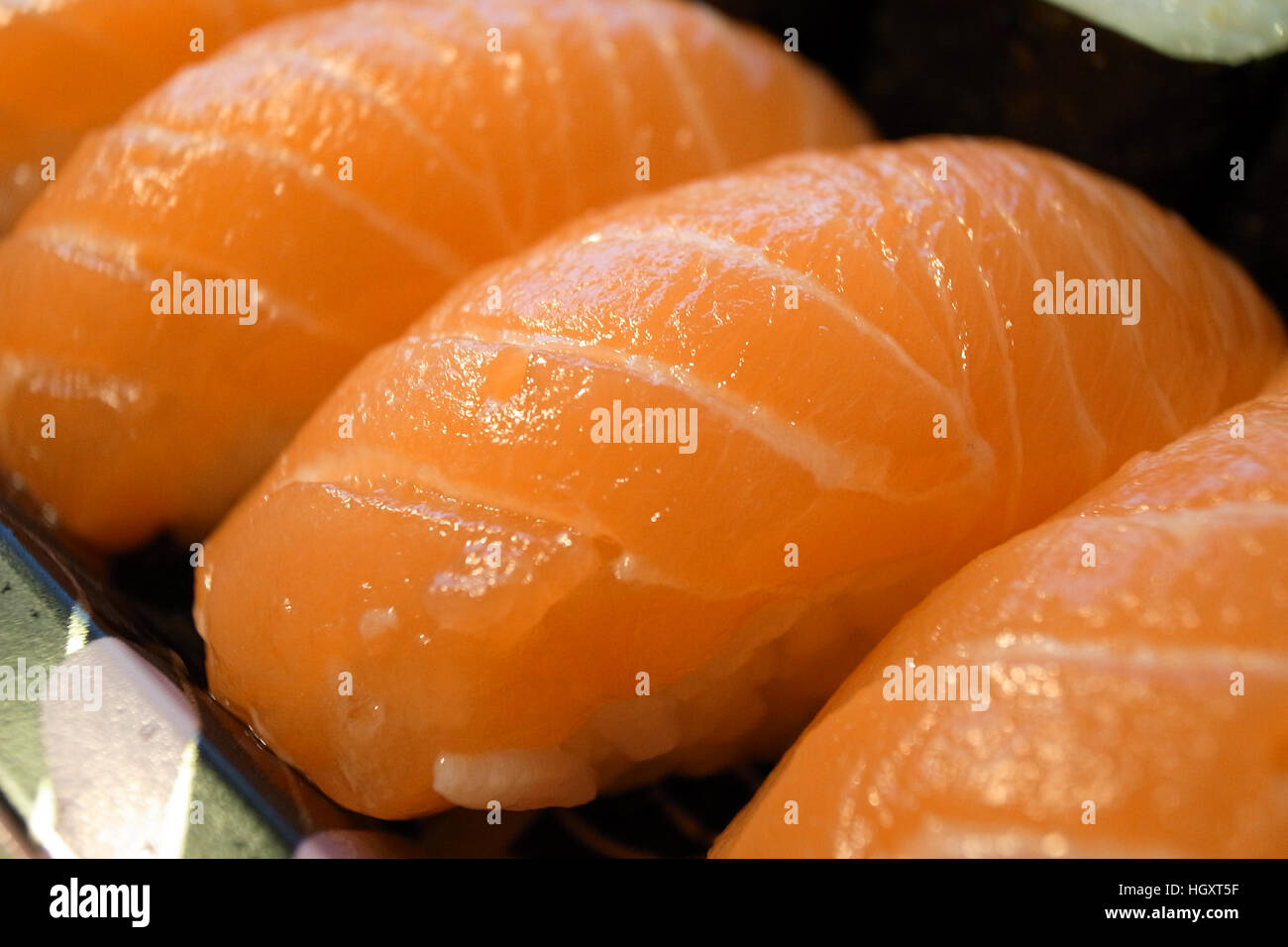 Nahaufnahme von Lachs Sushi, japanische Küche Stockfoto