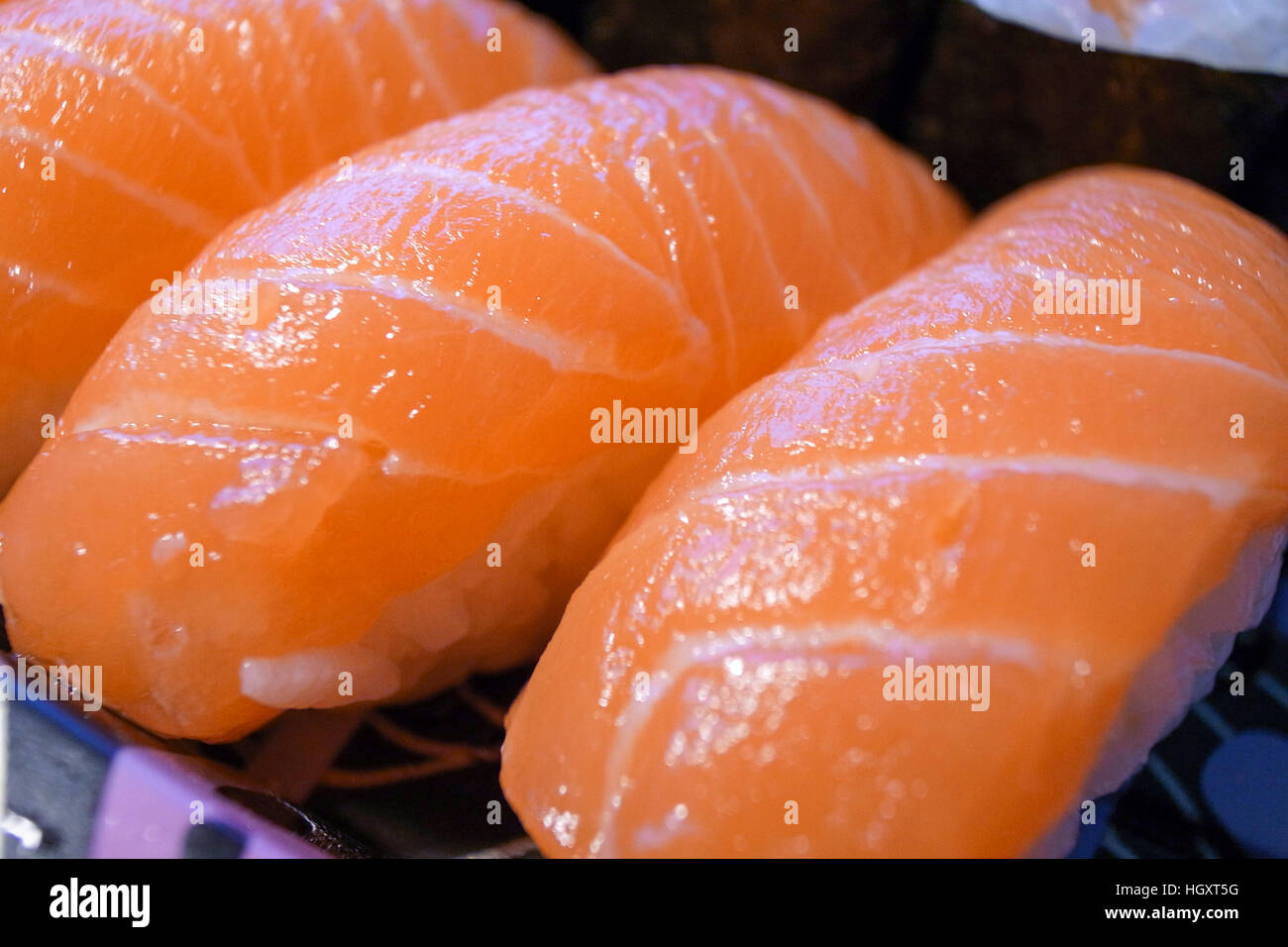 Nahaufnahme von Lachs Sushi, japanische Küche Stockfoto