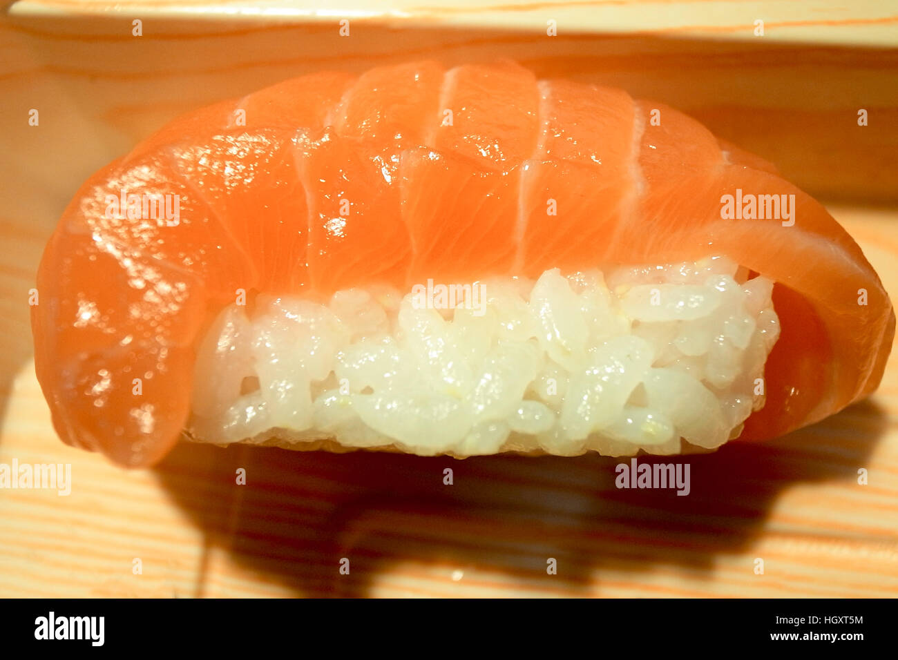 Nahaufnahme von Lachs Sushi, japanische Küche Stockfoto