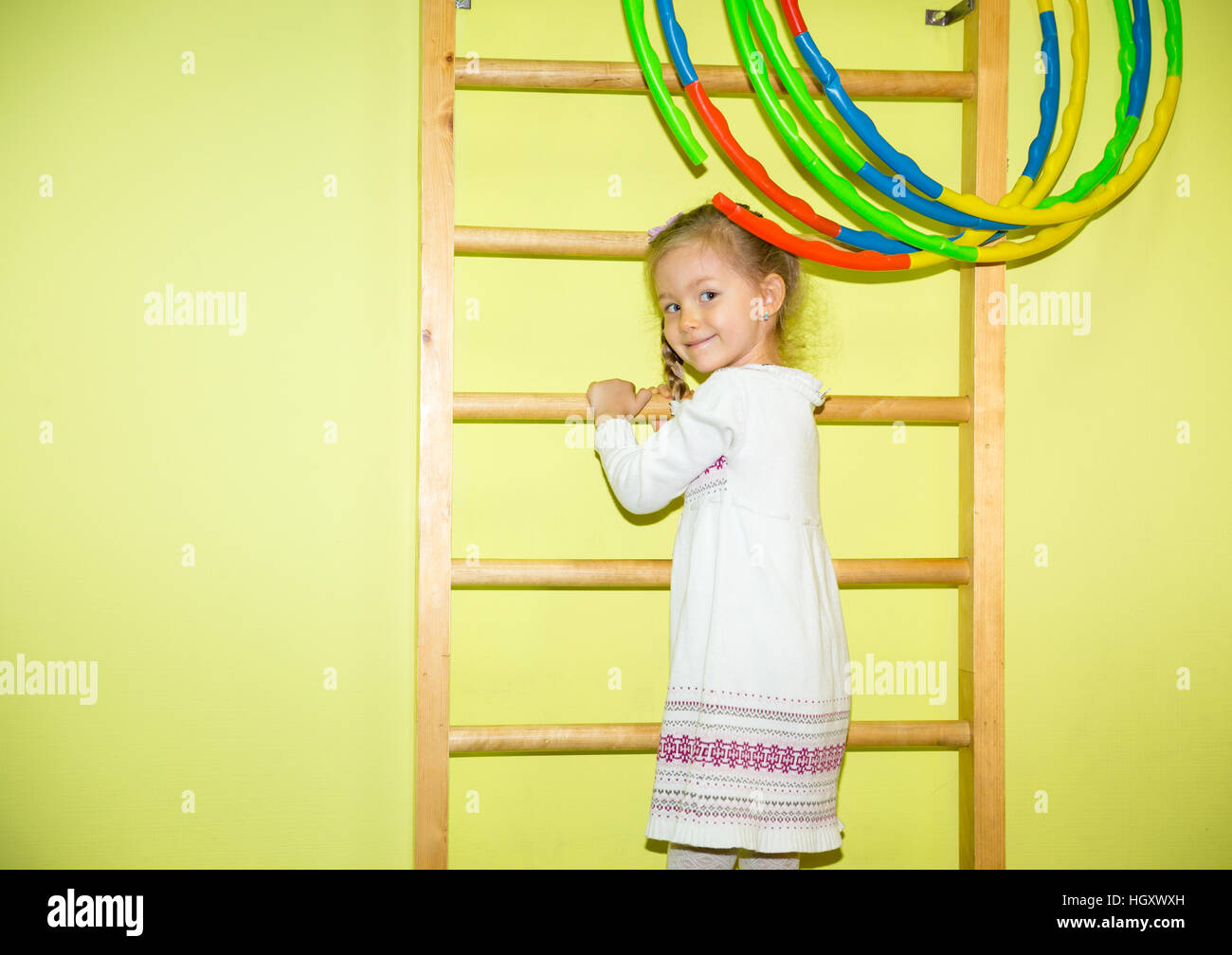 Kleines Mädchen Kind klettert die Treppe auf Sportgeräte im