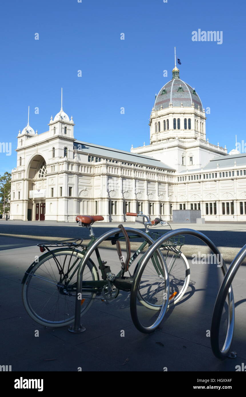 Fahrrad vor dem Royal Exhibition Building an einem sonnigen Tag in Melbourne, Australien geparkt Stockfoto