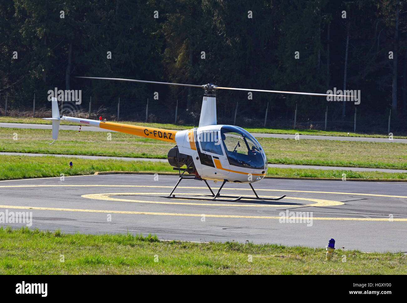 Robinson R22 (C-FDAZ) Licht zwei Sitz Hubschrauber am Flughafen Qualicum auf Vancouver Island, BC. Kanada.  SCO 11.607. Stockfoto