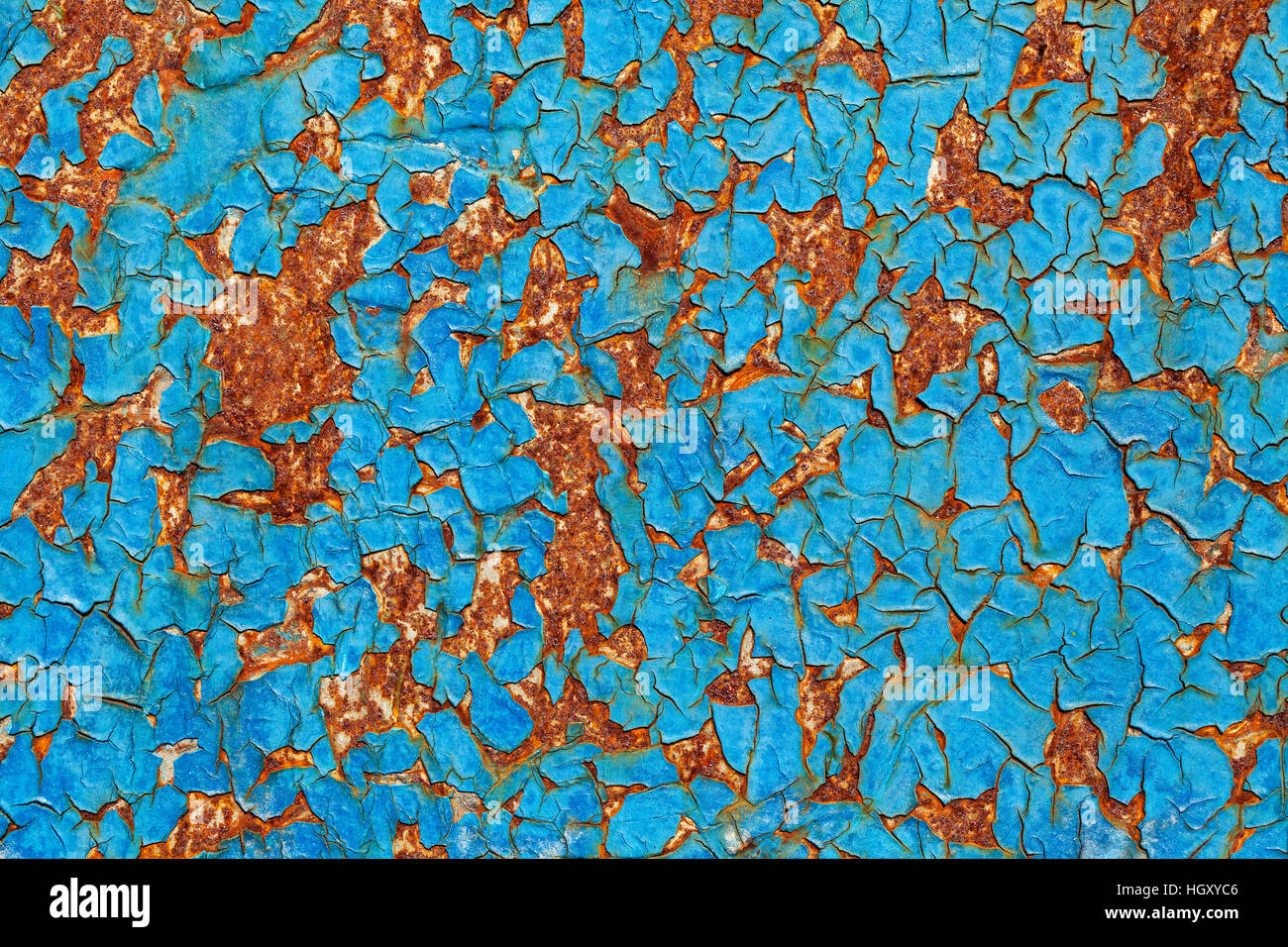 Abblätternde Farbe und Rost an einer Wand in Nahaufnahme Stockfoto
