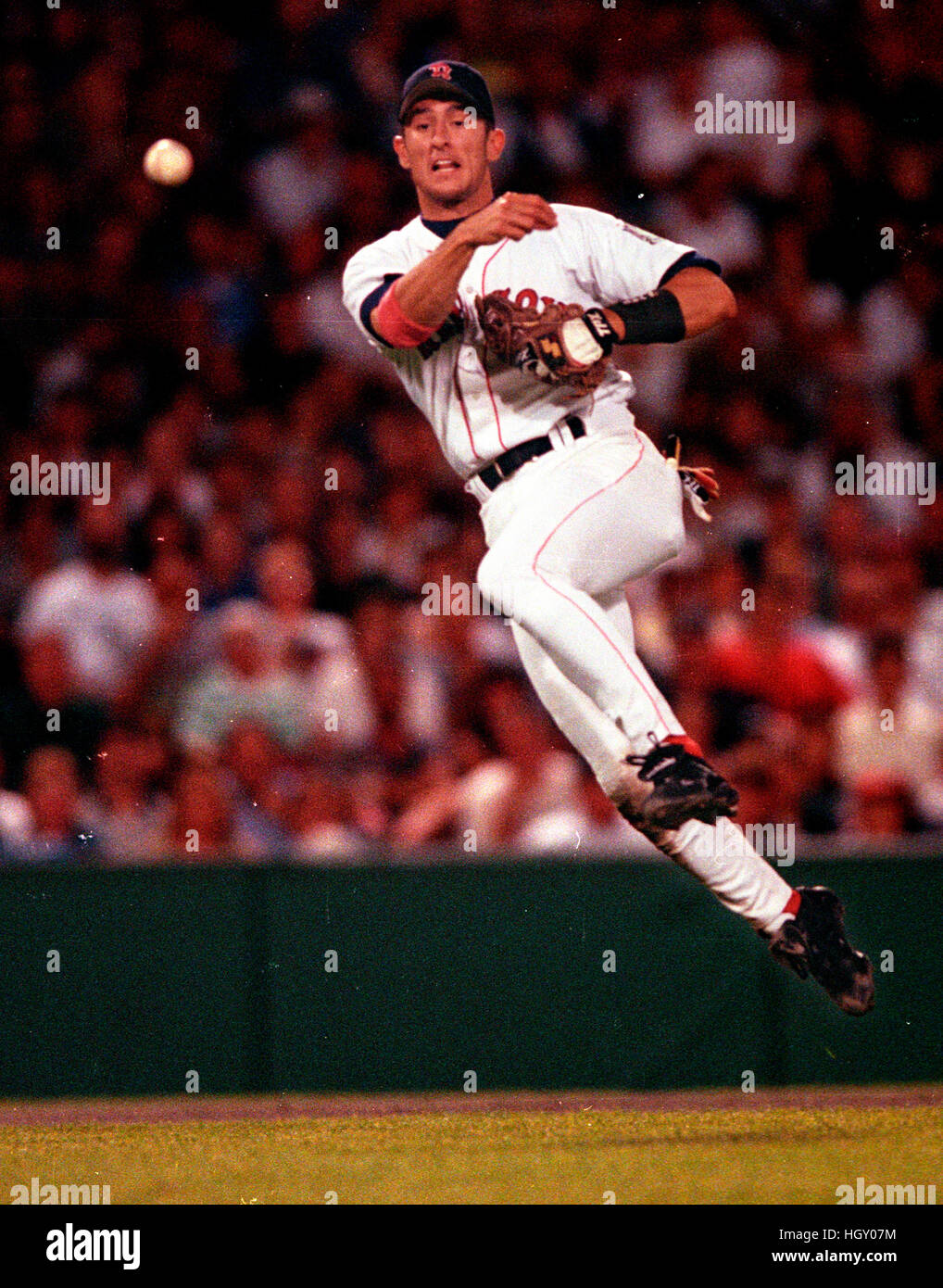 Klassische Nomar, Red Sox kurze Nomar Garciaparra stop wirft die erste Basis in Action am Fenway Park, Boston Ma Foto von Bill belknap Stockfoto