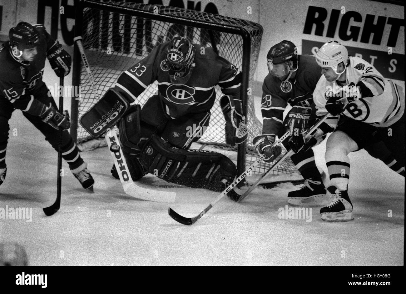 Adam Oates vs Canadiens #15 Bobby Smith, Patrick Roy Goalie #33 und #28 Eric Desjardins an der Fleet Center in Boston, Ma USA Foto von Bill belknap Stockfoto