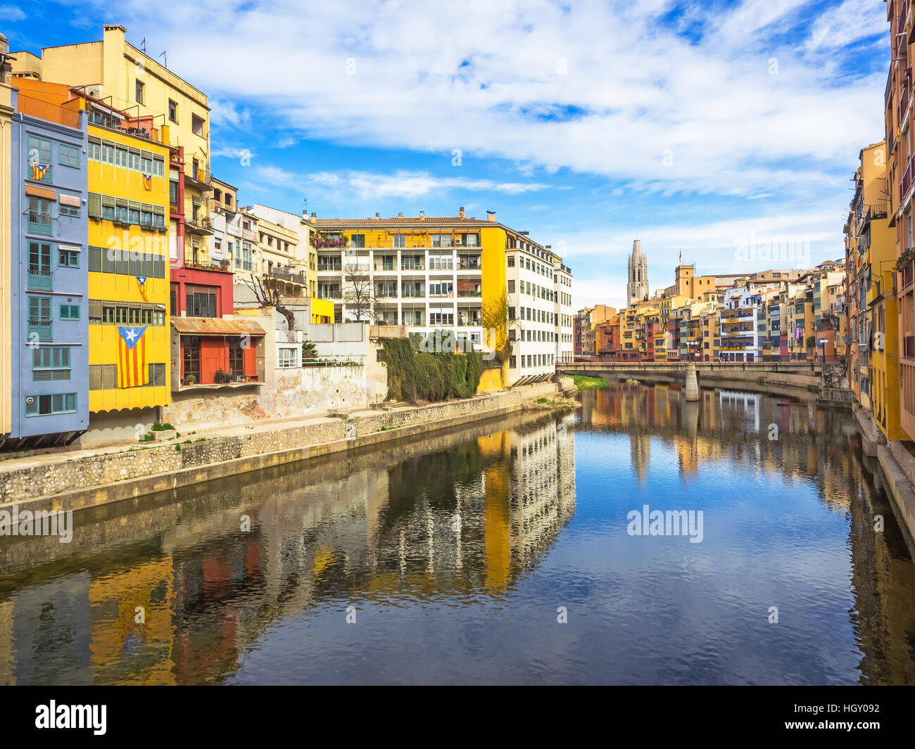 Bunte Häuser am Fluss Onyar in Girona, Katalonien, Spanien Stockfoto