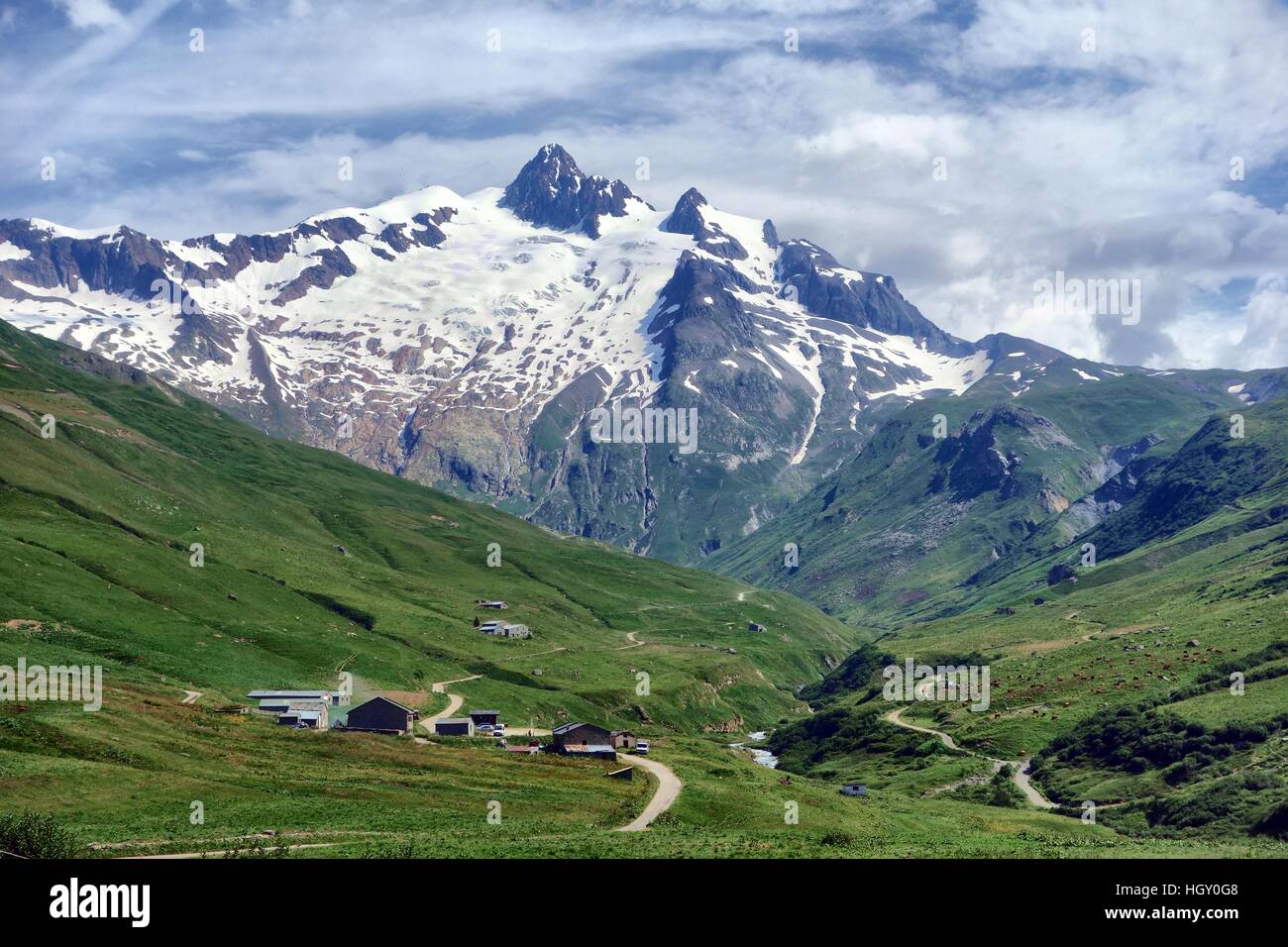 Das Dorf La Ville des Glaciers, Savoie in den französischen Alpen. Stockfoto