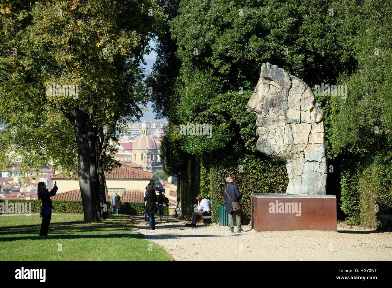 Florenz. Italien. Boboli-Gärten (Giardini di Boboli) und Bronze Skulptur Tindaro Screpolato (1998) von Igor Mitoraj (1944-2014). Stockfoto