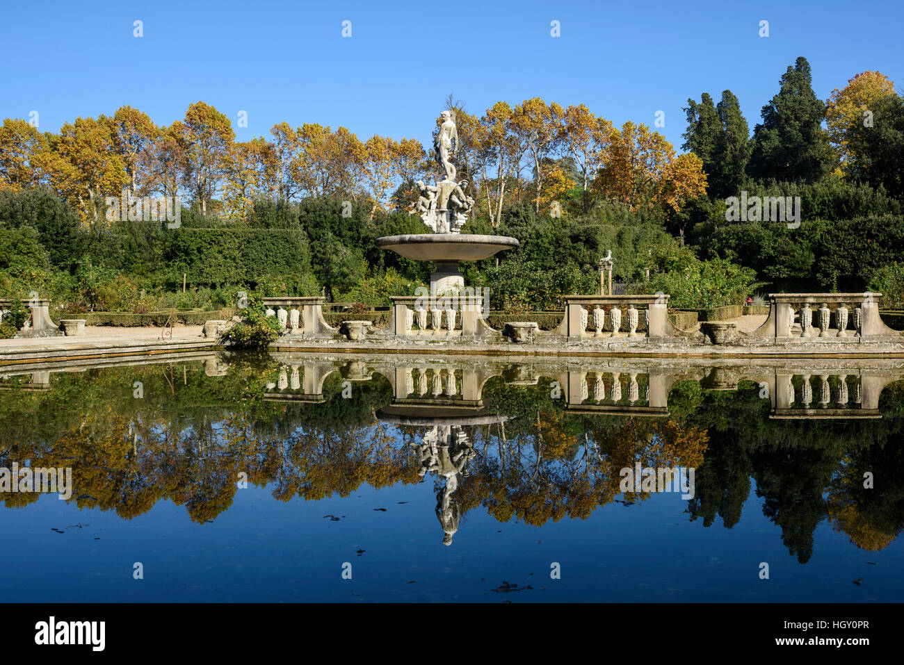 Florenz. Italien. Boboli-Gärten (Giardini di Boboli) Isolotto und der Brunnen des Oceanus, 1571 – 76 von Giambologna (1529-1608). Stockfoto
