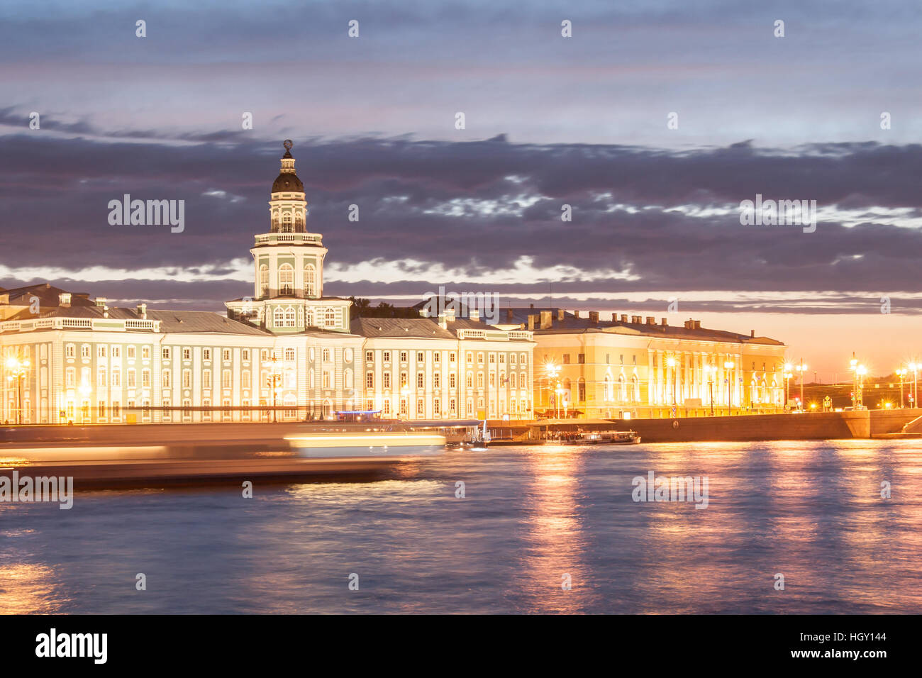 Nachtansicht der Wunderkammer in St. Petersburg, Russland Stockfoto