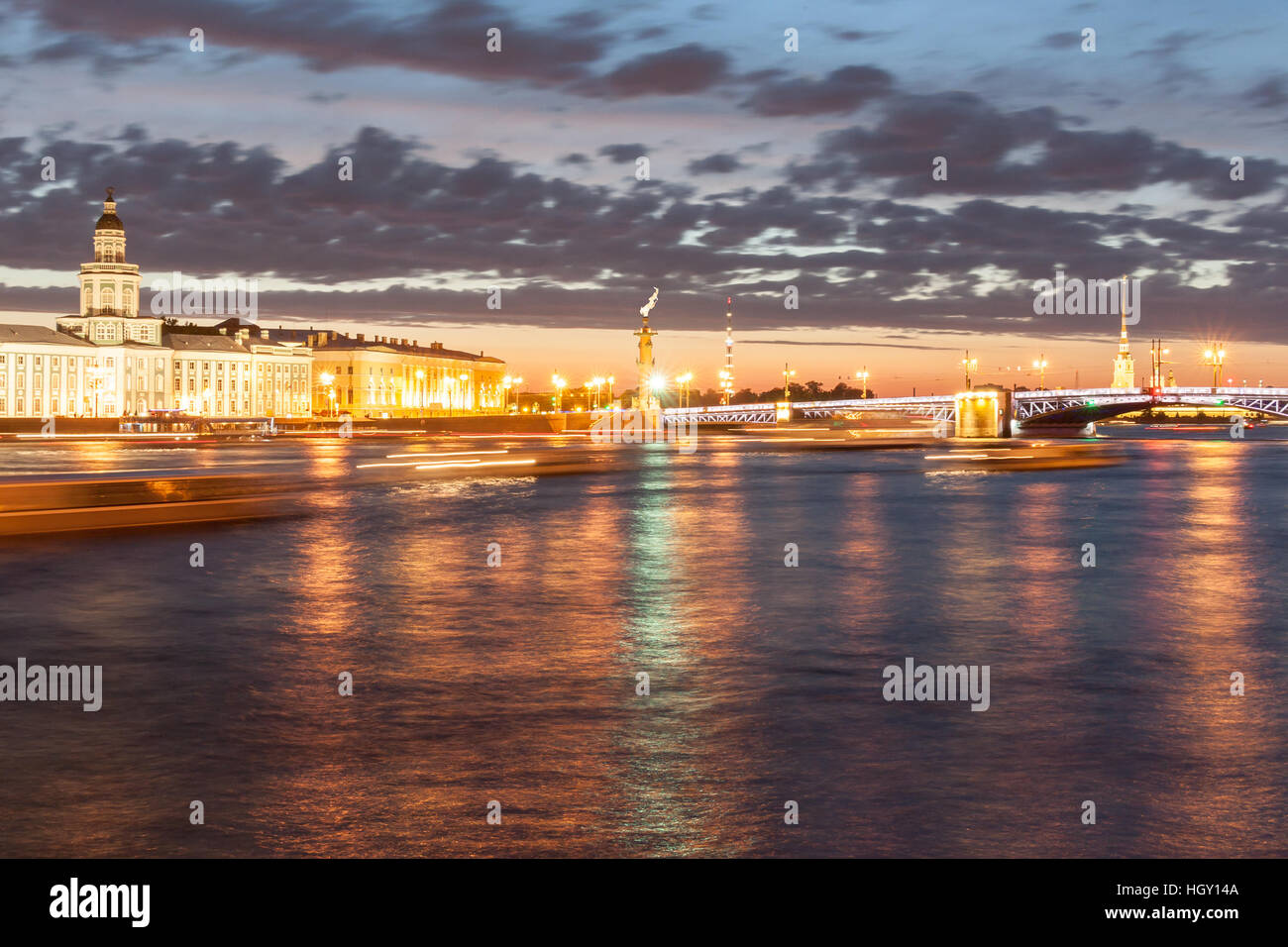 Nachtansicht der Wunderkammer in St. Petersburg, Russland Stockfoto