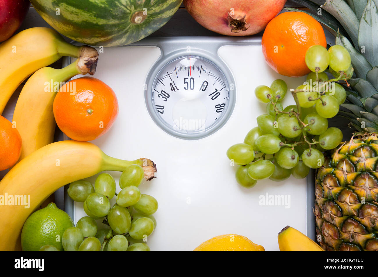Stapel von Früchten über weiße Waage. Konzept der Ernährung und gesunde Lebensweise Stockfoto